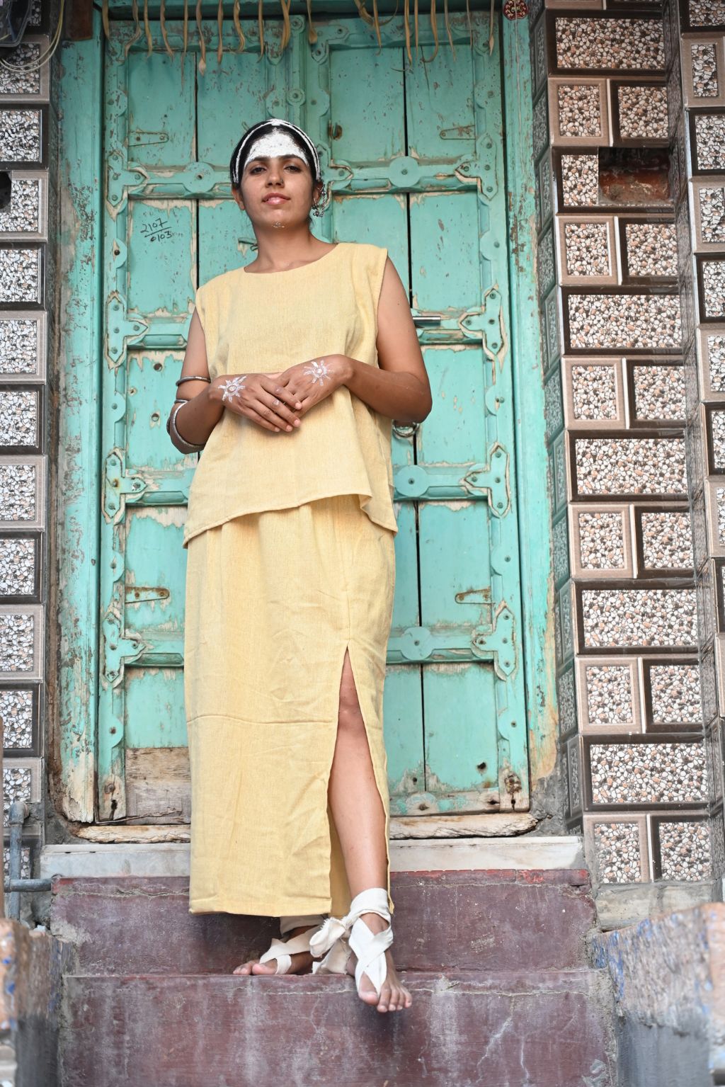 SIDE-SPLIT SKIRT - HONEY